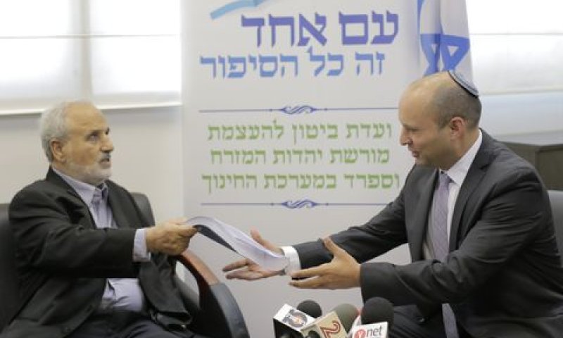 השר בנט עם יו"ר הוועדה ביטון [צילום: דניאל בראון]