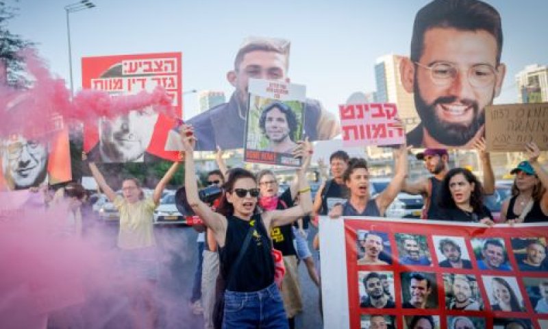 פעילי מחאה חוסמים את איילון [צילום: חיים גולדברג/פלאש 90]