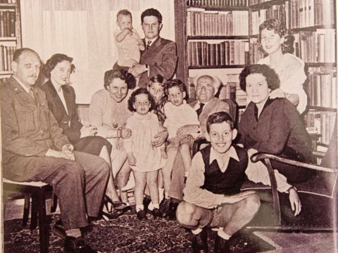 עמוס בן-גוריון מארח את המשפחה המורחבת