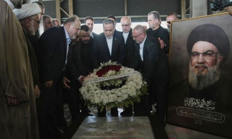 שר החוץ האירני עבאס עראקצ'י מניח זר על קברו של חסן נסראללה [צילום: חסן עמר/AP]