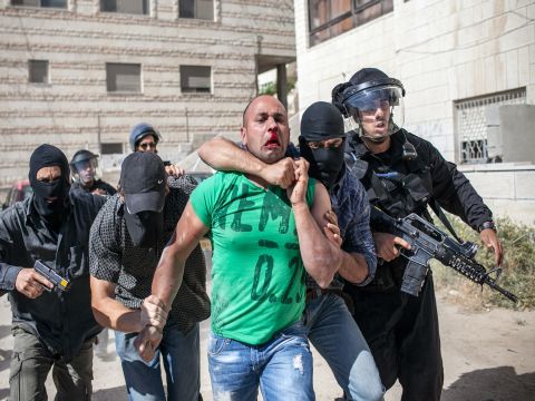 מעצר של מפגין פלשתיני בשכונת עיסאוויה במזרח ירושלים [צילום: פלאש 90]