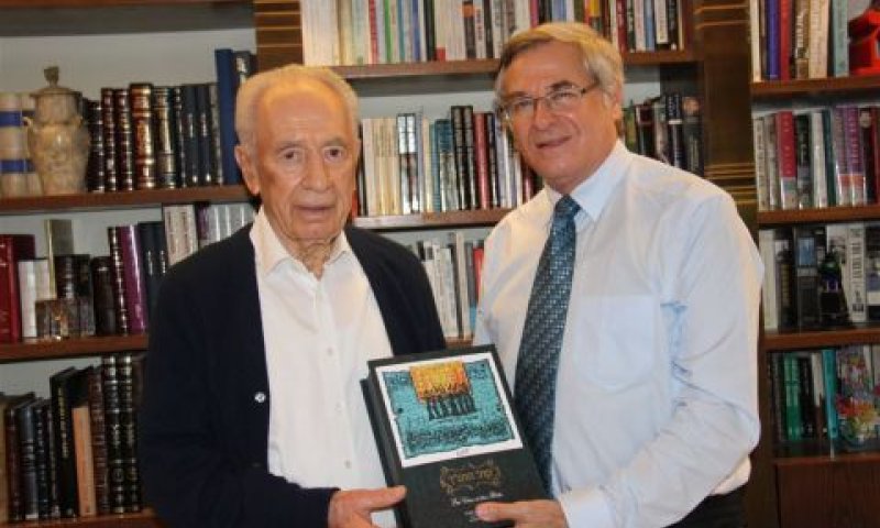 הנשיא שמעון פרס ודן כנר [צילום: יוסף אבי יאיר אנגל]