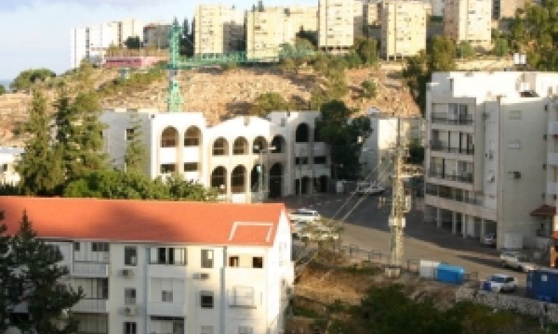 הכבל תלוי בין עמודי החשמל [צילום: נטנט]