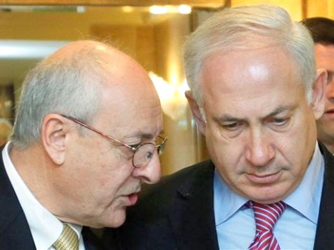 נתניהו עם שליחו יצחק מולכו [AP]