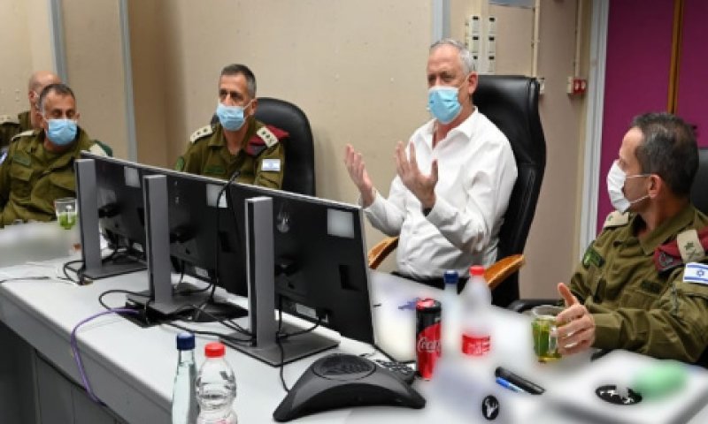 גנץ, הרמטכ"ל ומפקדי פצ"ן [צילום: אריאל חרמוני]