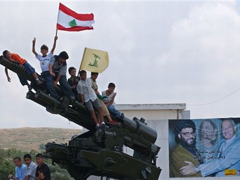 תומכי החיזבאללה על תותח ישראלי נטוש [AP]