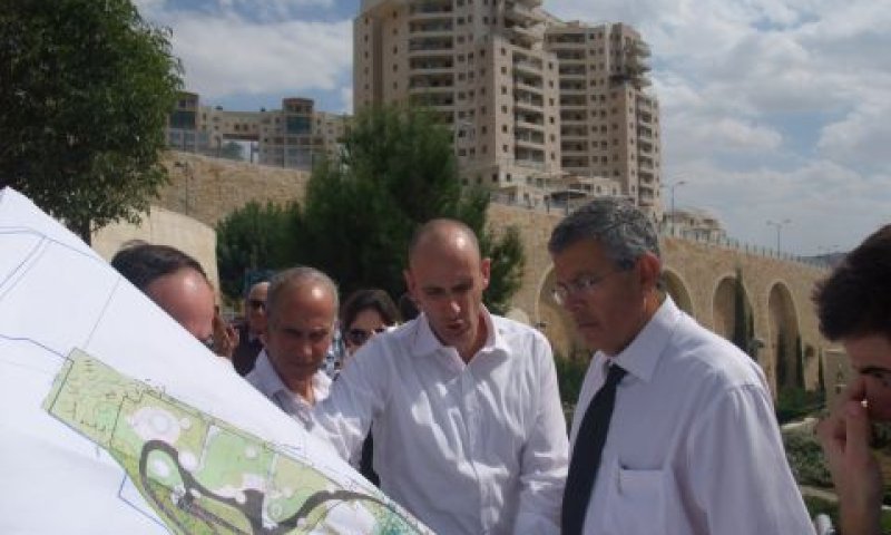 רוזן (מימין) בסיור בהולילנד. לא נימק