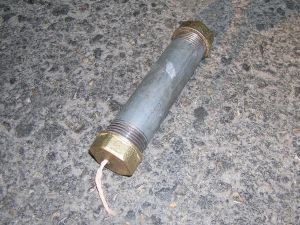 בן 17 ניסה להבריח חמישה מטעני צינור