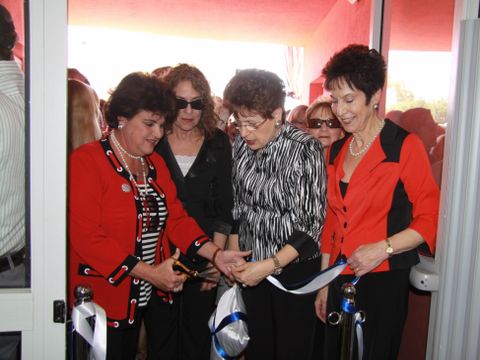 הלנה גלזר, נשיאת כבוד ויצו העולמית, פרופ' רבקה כרמי והתורמת פאני כהן גוזרות את הסרט בחנוכת מעון ויצו באוניברסיטת בן-גוריון בנגב [צילום: איציק אלהרר, סקופ 80]
