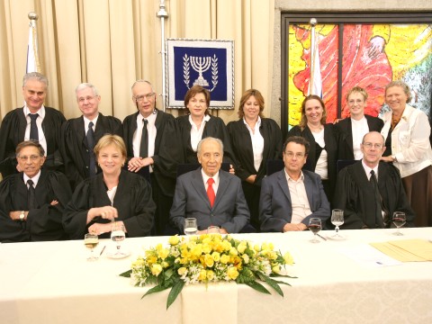 נשיא המדינה פרס ונשיאת העליון ביניש בחברת השופטים החדשים [צילום: פלאש 90]