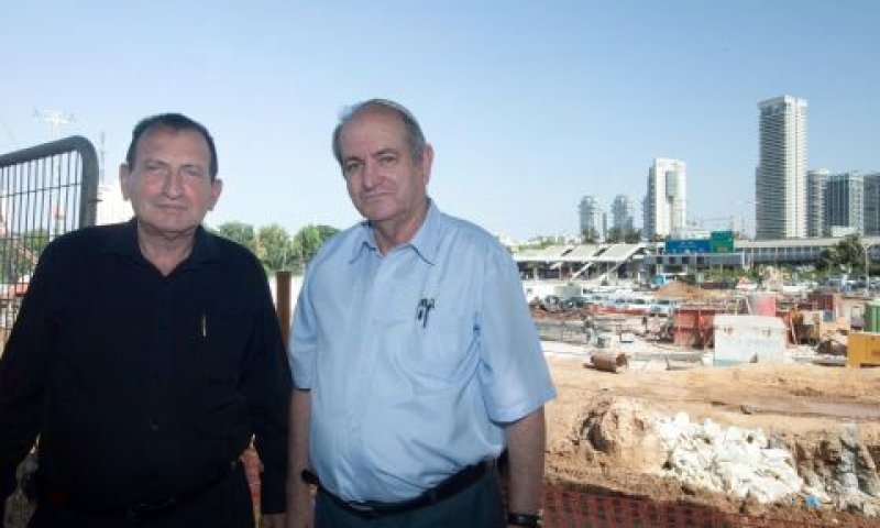 יצחק זוכמן ורון חולדאי בפיר השילוח בגלי גיל ליד תחנת הרכבת ארלוזורב בת"א