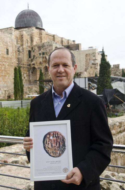 ראש העיר ירושלים ניר ברקת עם טביעת חותם שר העיר מתקופת בית ראשון [צילום: יולי שוורץ, רשות העתיקות]