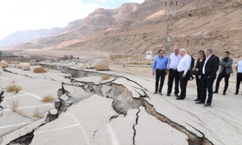 הנשיא בסיור בים המלח [צילום: מארק ניימן/לע"מ]