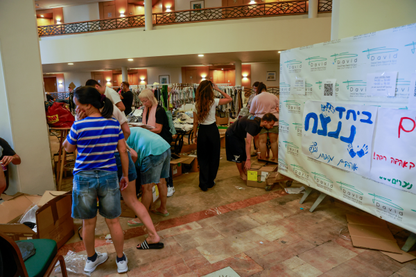מפונים במלון בים המלח, שבועיים לאחר פרוץ המלחמה [צילום: יוסי זמיר/פלאש 90]