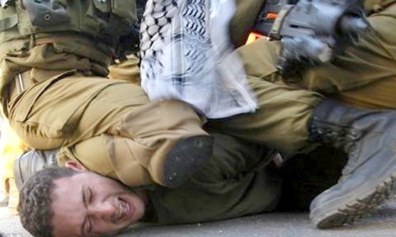 חיילים מנטרלים מתפרע [צילום: AP]