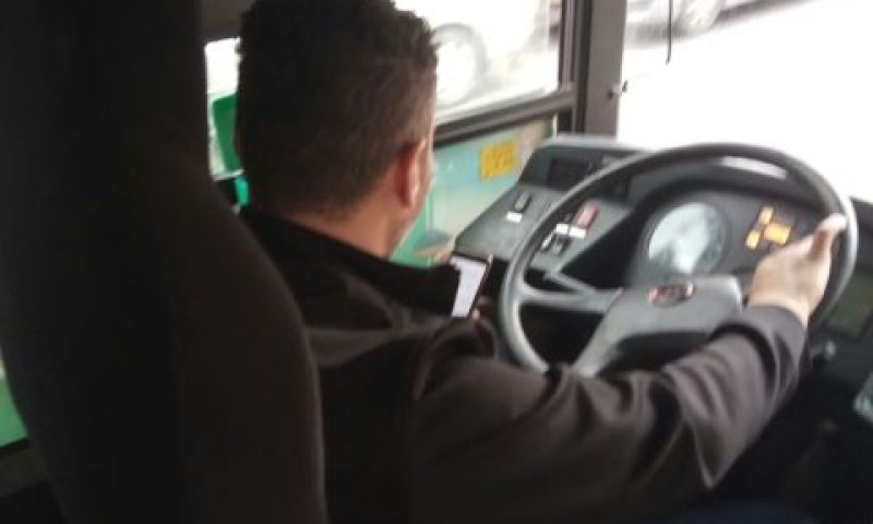 עיסוק בטלפון סלולרי - מהגורמים המשמעותיים לתאונות [צילום: דוברות המשטרה]