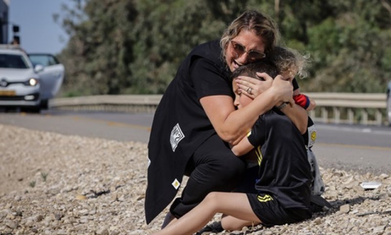 אם מגוננת על ילדיה בעת אזעקה באזור אשקלון [צילום: אוליביה פיטוסי, פלאש 90]