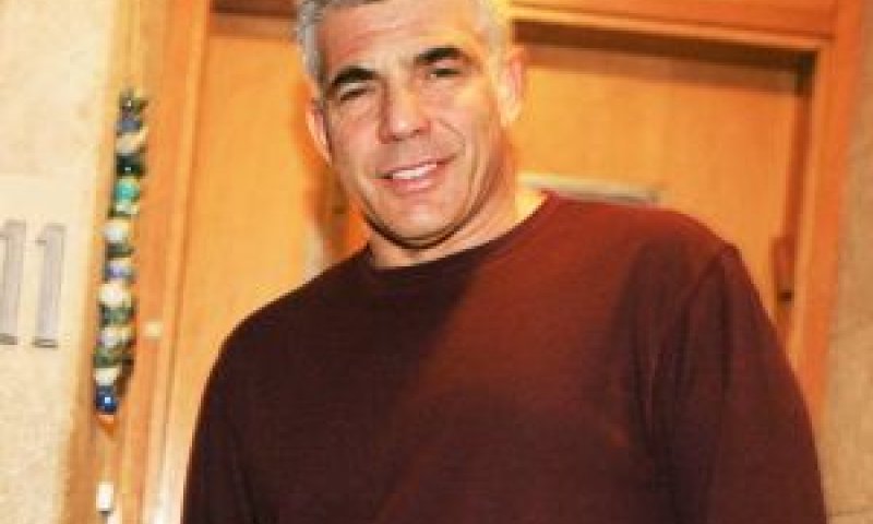 לפיד. בניגוד לחוק [צילום: פלאש 90]