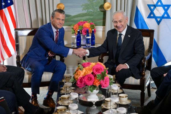 נתניהו נפגש עם מזכיר המלחמה של ארה״ב, פיט הגסת׳ בבלייר האוס בוושינגטון [צילום: מעיין טואף/לע״מ]