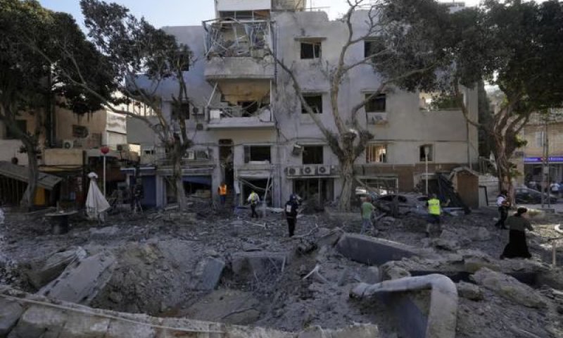 זירת נפילת טיל אירני בחיפה. האתגר - בתים שנהרסו חלקית בלבד [צילום: בז רטנר/AP]