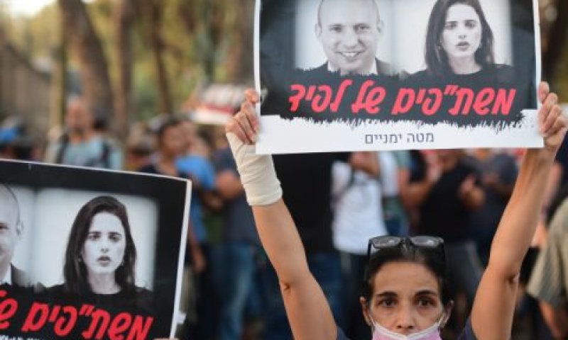 הפגנה מול ביתה של איילת שקד [צילום: אבשלום ששוני/פלאש 90]
