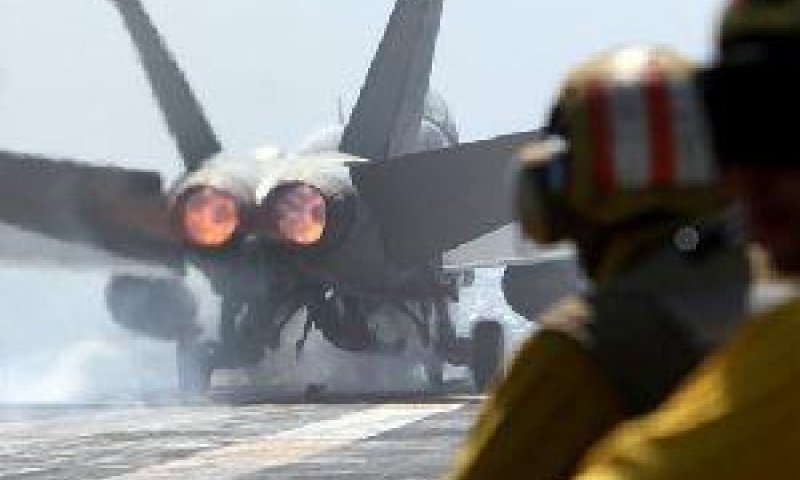 מטוס F-18 ממריא מסיפון נושאת המטוסים נימיץ (צילום AP)
