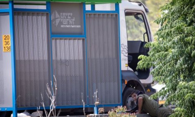 חייל מסתתר בצבע אדום [צילום: יונתן זינדל/פלאש 90]