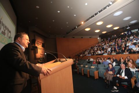 שלמה בן-צבי נושא דברי ברכה [צילום: מרים צחי/מקור ראשון]