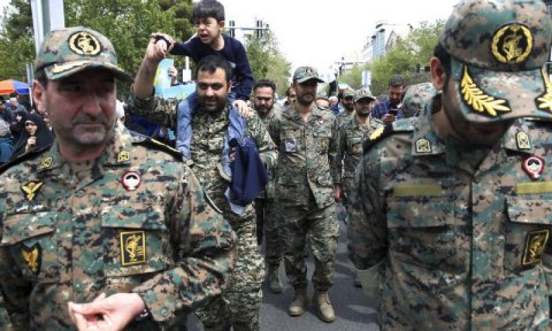 משמרות המהפכה, במפגן כוח [צילום: וחיד סאלמי, AP]