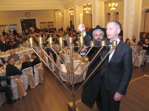 הרב הראשי של אוקראינה הרב משה אסמן ומנכ"ל משרד הנשיא לוזקין בוריס מדליקים נר חנוכה [צילום: יח"צ]
