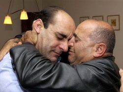 הפגישה המרגשת עם אחד מאחיו במלון בת"א [צילום: לע"מ]