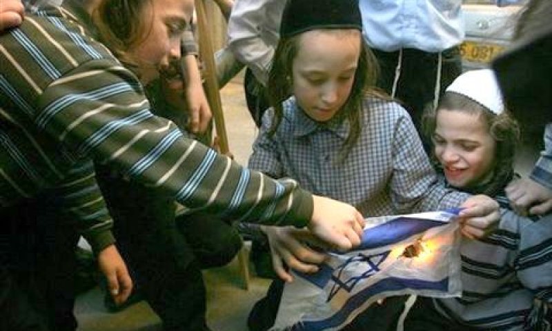 ילדים חרדים מנטורי קרתא מציתים את דגל ישראל ביום העצמאות [צילום: AP]