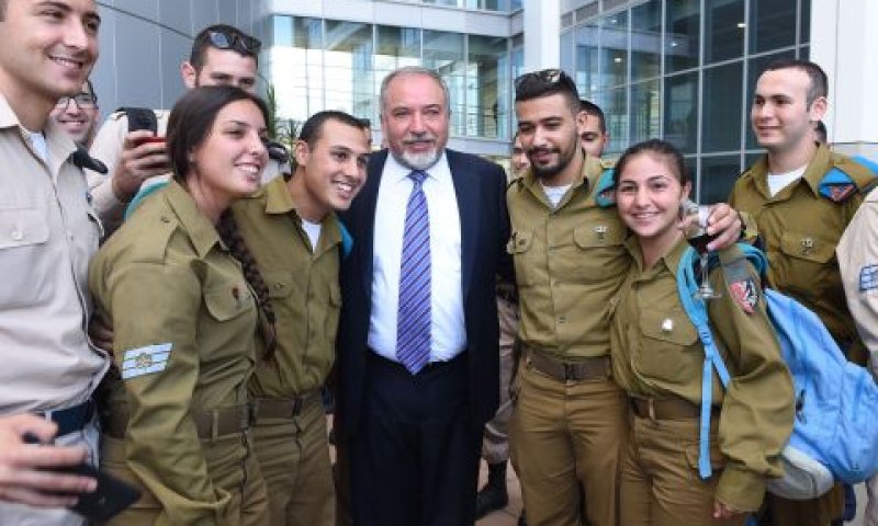 ליברמן מחובק עם חיילי חיל-התותחנים [צילום: דנה שרגא]