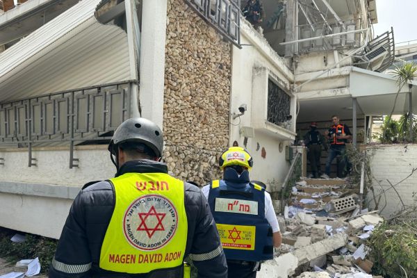 פגיעה בבית מגורמים במרכז הארץ [צילום: מד"א]