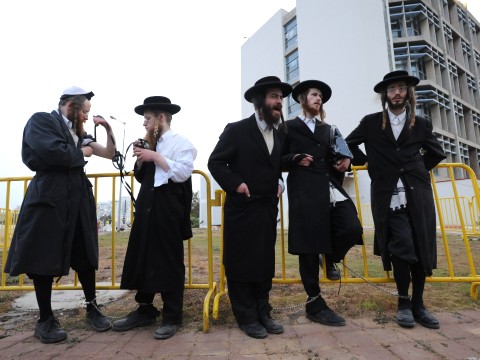 מתפללים שחרית לאחר לילה סוער [צילום: פלאש 90]