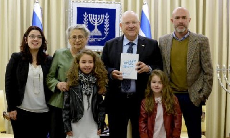 מימין - חגי ויסבלום אלמנה של לימור סולומון ויסבלום ז״ל, רות בתם הקטנה, נשיא המדינה ראובן (רובי) ריבלין, עמליה בתם הגדולה, רעיית נשיא המדינה נחמה ריבלין ומנכ"לית המועצה הלאומית לשלום הילד ורד וינדמן. [צילום: מארק ניימן/לע"מ]