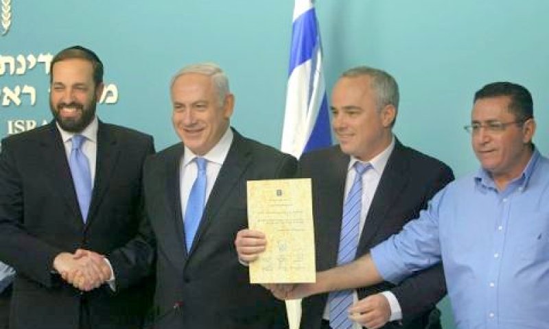 מעמד חתימת ההסכם [צילום: פלאש 90]