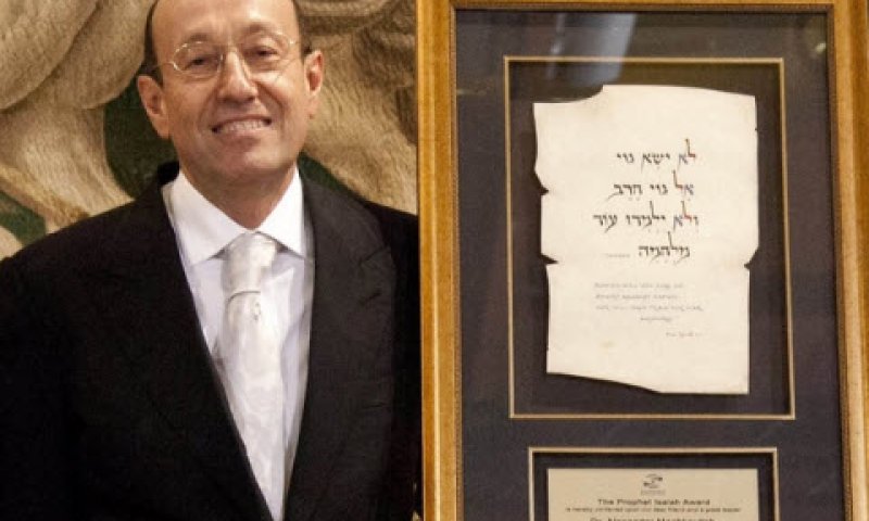 ד"ר משקביץ' והעיטור [צילום: ראקל קורטז]