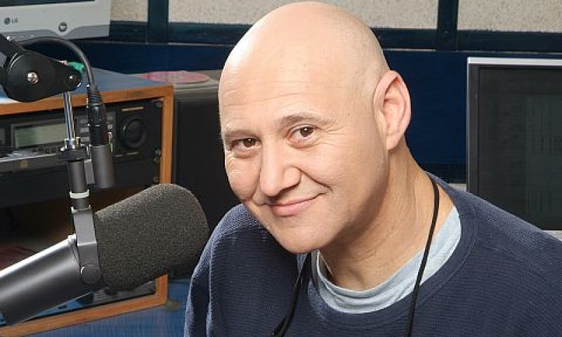 יאיר ניצני מאחורי המיקרופון [צילום: יח"צ]