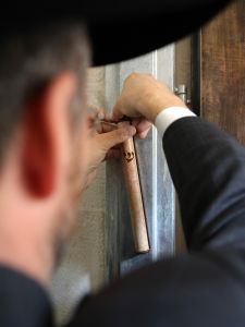 קביעת מזוזה בבית הכנסת [צילום: פלאש 90]