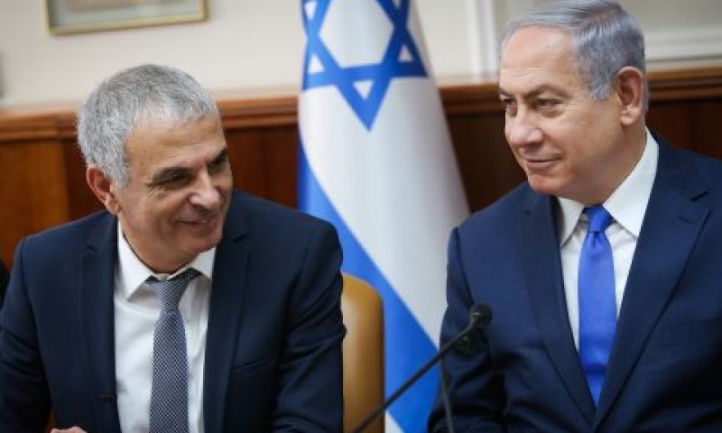 בנימין נתניהו, משה כחלון [צילום: אלכס קולומויסקי]