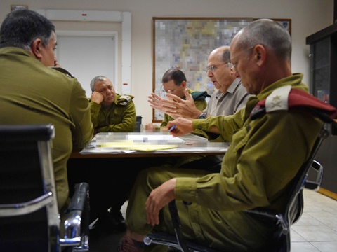 דיון בהשתתפות שר הביטחון בחטיבת יהודה [צילום: פלאש 90]