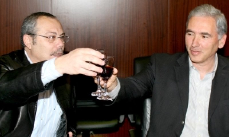 אבי הוכמן, מנכ"ל חברת דואר ישראל ודוד אבנר, מנכ"ל פרטנר חותמים על ההסכם ומשיקים כוסית לכבוד האירוע [צילום: גדעון מרקוביץ]