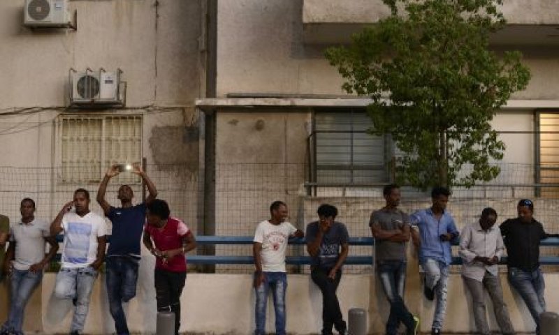 מקבלים בפועל אישור לעבוד [צילום: תומר נויברג, פלאש 90]