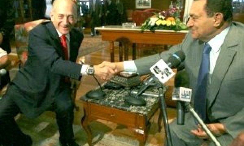 מובארק ואולמרט לוחצים ידיים [צילום: AP]