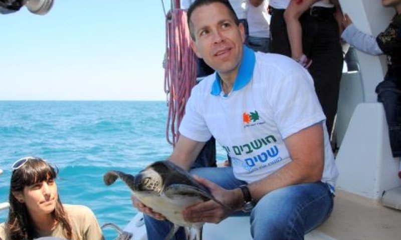 השר ארדן משחרר צב [צילום: המשרד להגנת הסביבה]