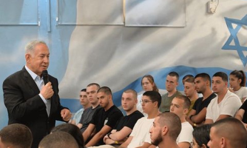 נתניהו עם המתגייסים [צילום: לע"מ]