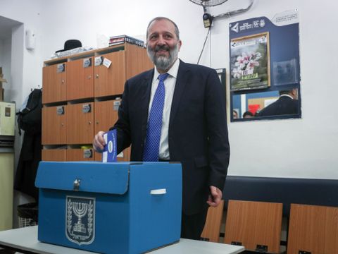 יו"ר ש"ס אריה דרעי מצביע בקלפי בירושלים [צילום: יונתן זינדל/פלאש 90]