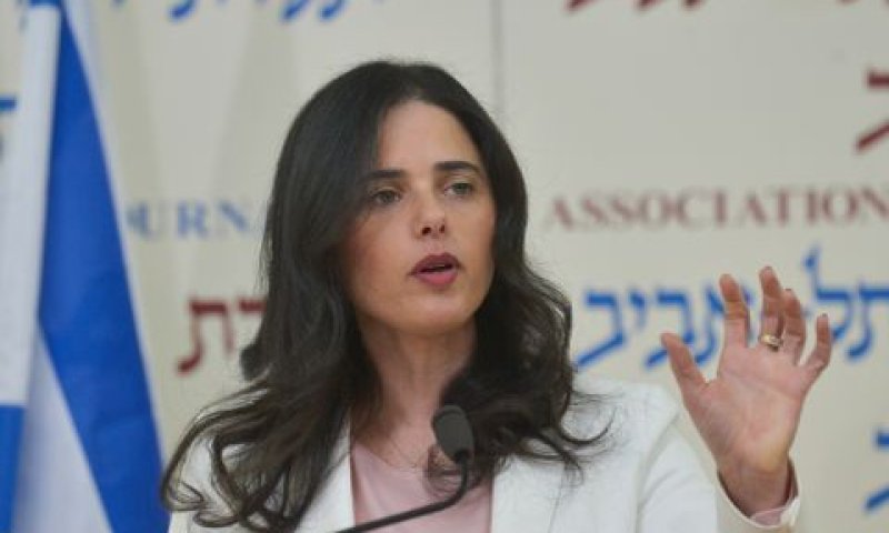 שקד. קורצת לתיק האוצר [צילום: יוסי זייגלר/פלאש 90]