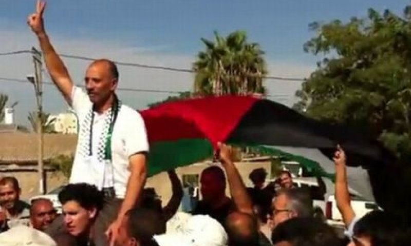 מוחלס בורג'אל נישא על כתפי ההמון